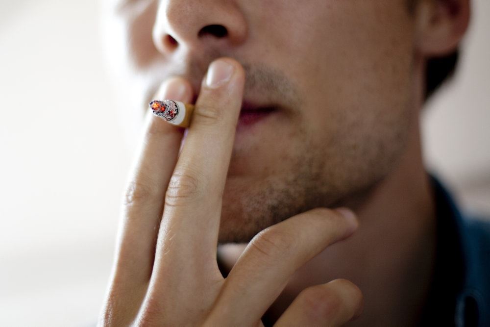 En mand ryger en cigaret