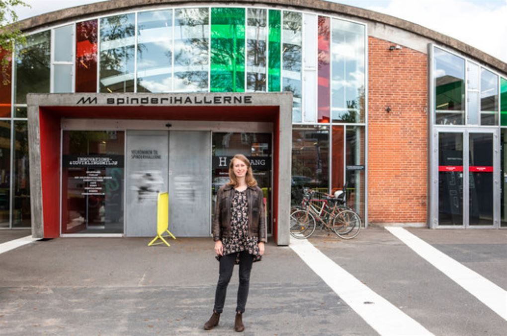 En kvinde foran en bygning