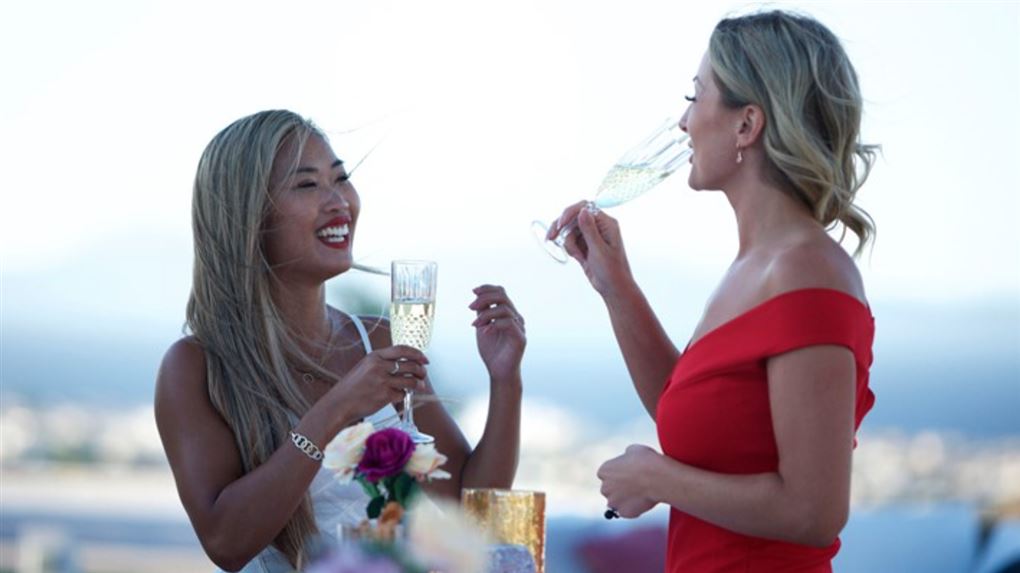 To smukke kvinder drikker champagne