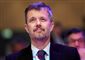 kronprins frederik iført jakke og slips