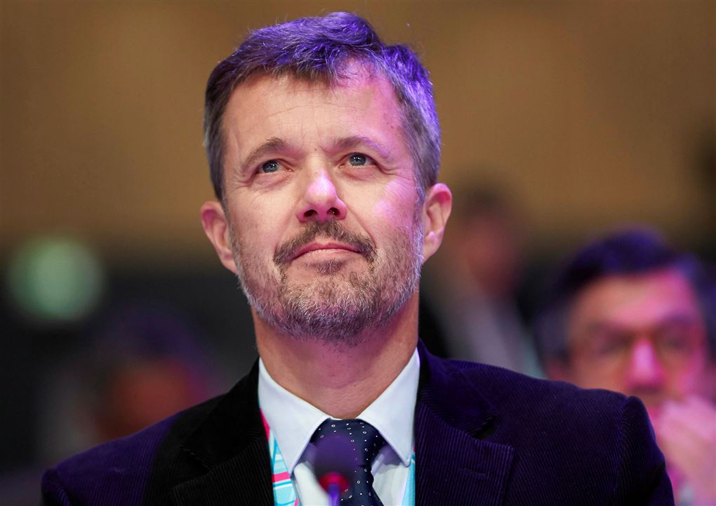 kronprins frederik iført jakke og slips