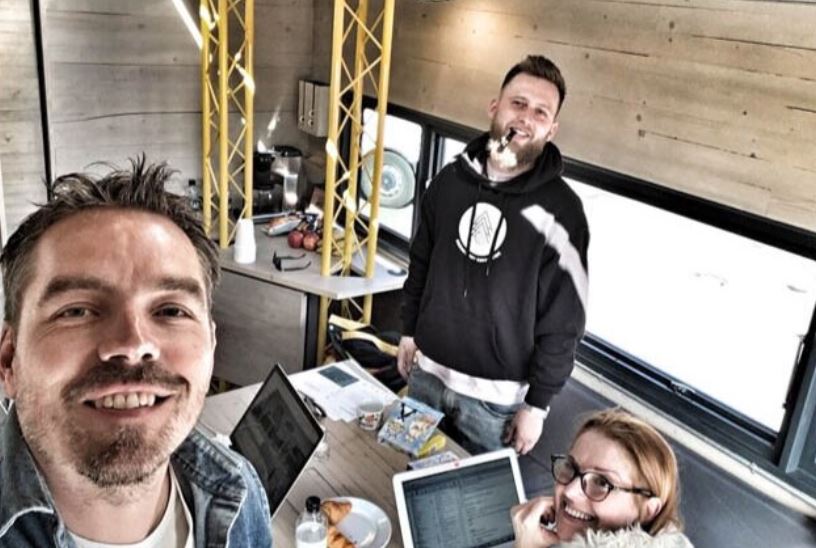 tre personer i et lille hus