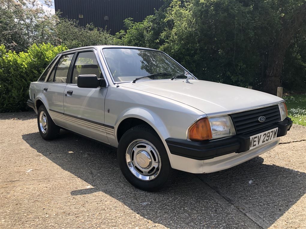 Ford Escort Ghia saloon