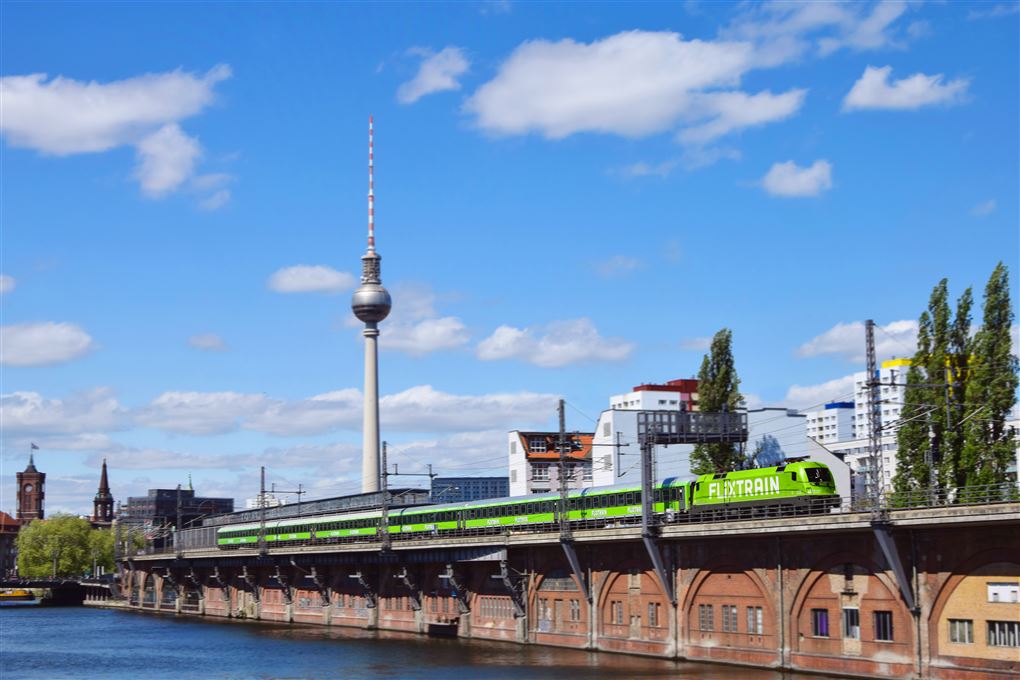 Et flixtrain kører gennem Berlin