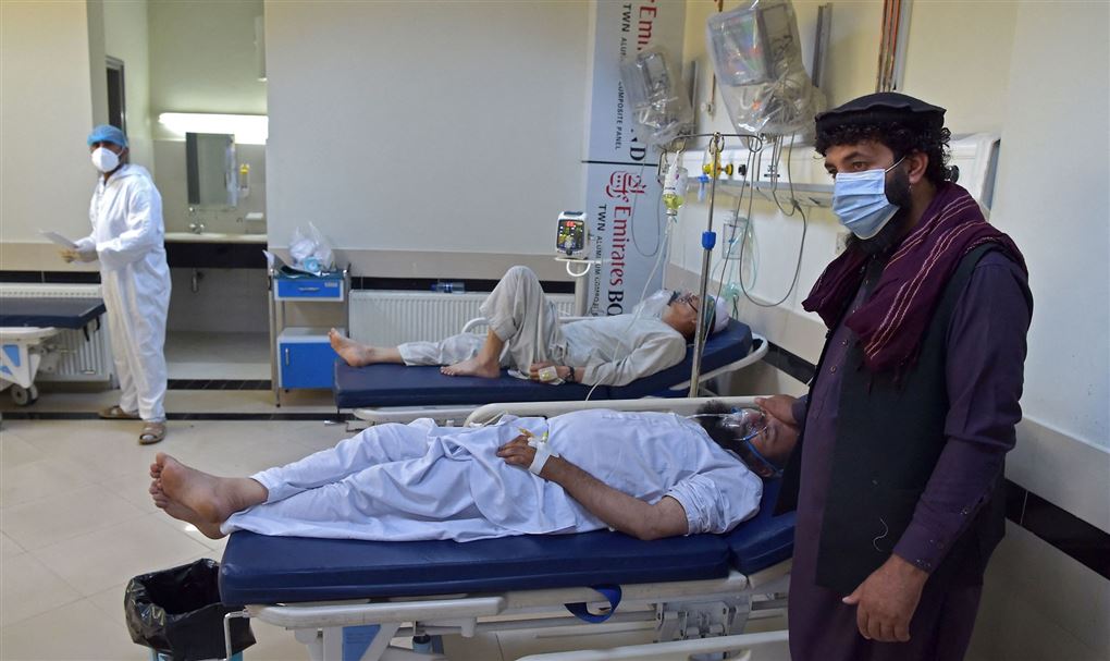 en pårørende ses ved sygeseng på hospital