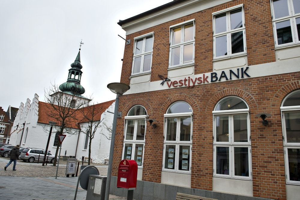 en rød murstensbygning med en bank i