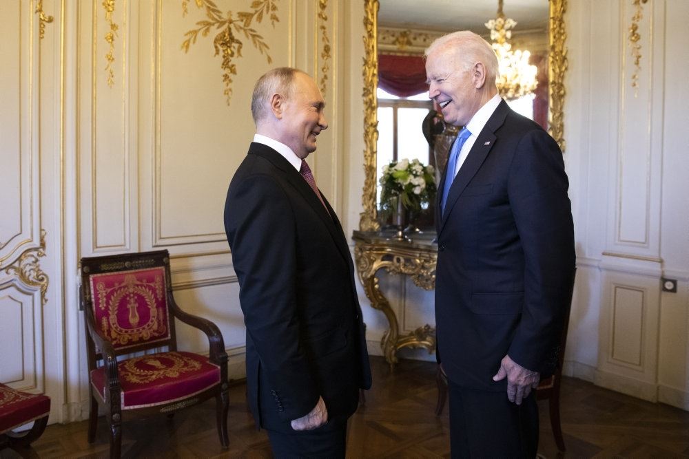 putin og Biden står overfor hinanden