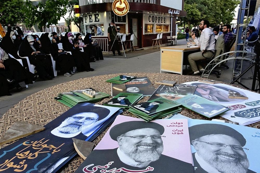 Valgplakater af skægget ayatollah