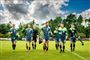fodboldspillere går på fodboldbane 
