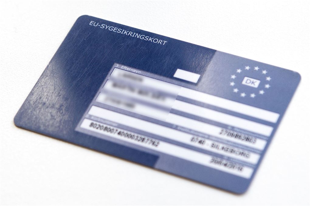 billede af et blåt EU-sygesikringskort 