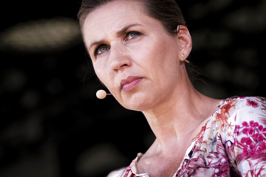 mette frederiksen i blomstret kjole