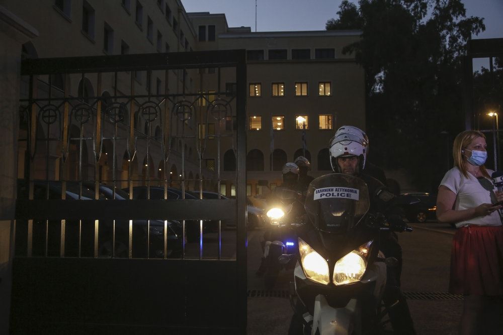 motorcykelbetjent kører på vej i Athen