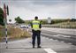 svensk politimand står i vejkanten
