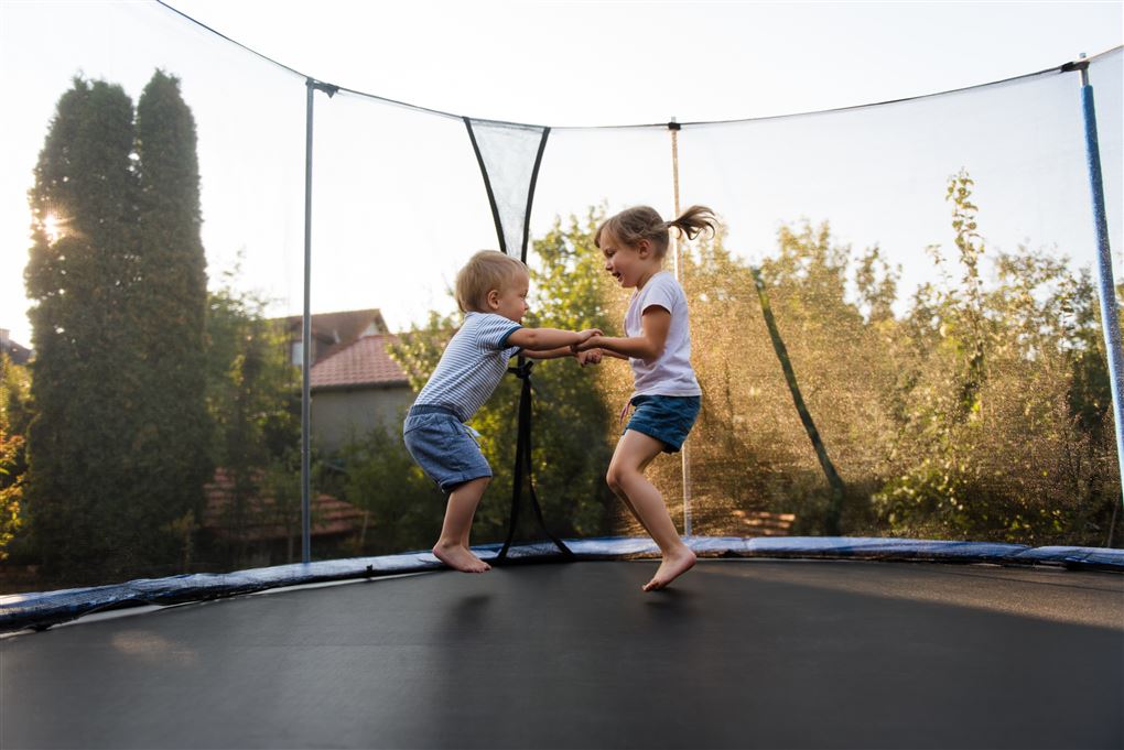 Børn hopper på en trampolin