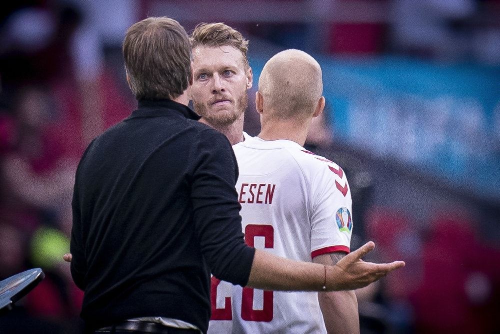 Simon Kjær snakker med Kasper Hjulman under kampen mod Wales da han blev skiftet ud