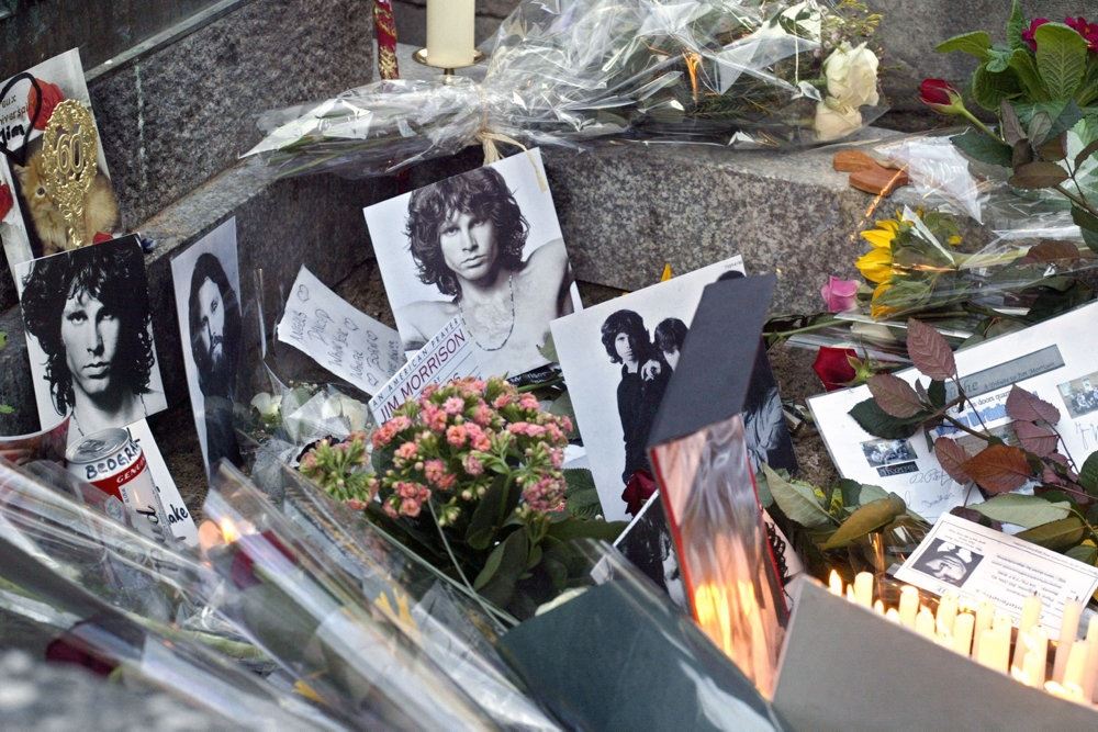 Billeder af Jim Morrison på en kirkehård