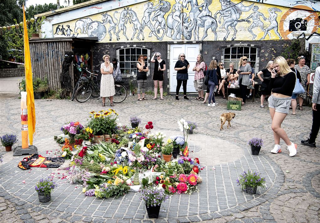 En masse blomster og sørgende mennesker på Christiania