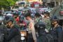 Politi i en travl gade i Jakarta