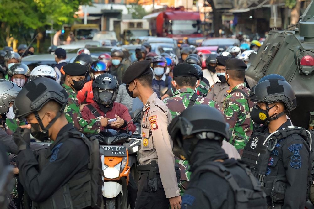 Politi i en travl gade i Jakarta