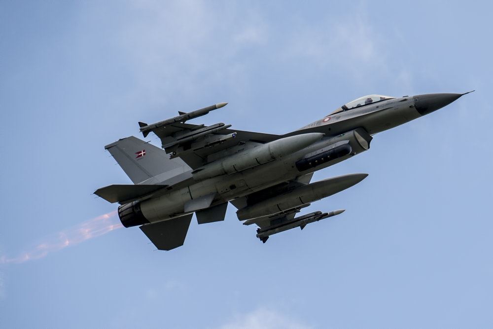 F-16-fly ses i luften