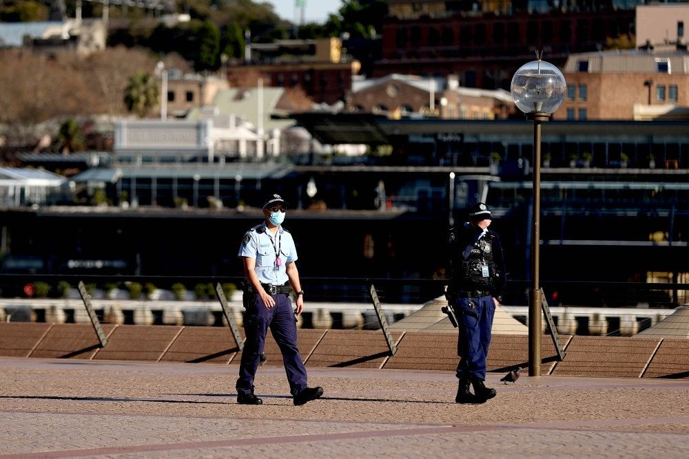 To politifolk i en gade i Sydney