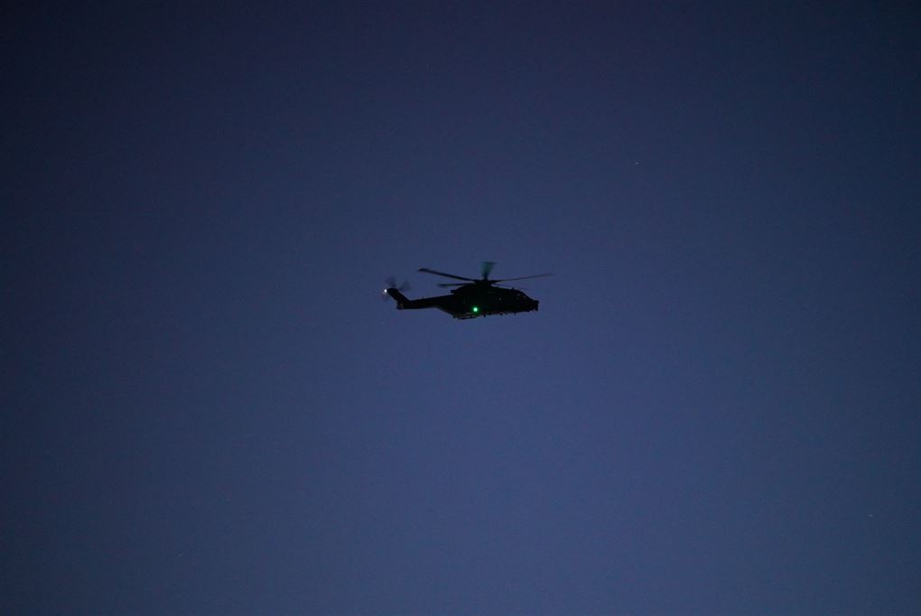 Helikopter på nattehimlen