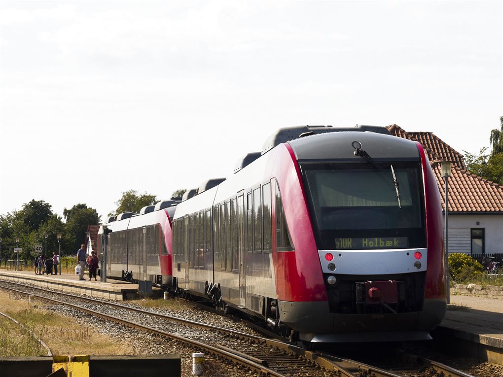 tog på station