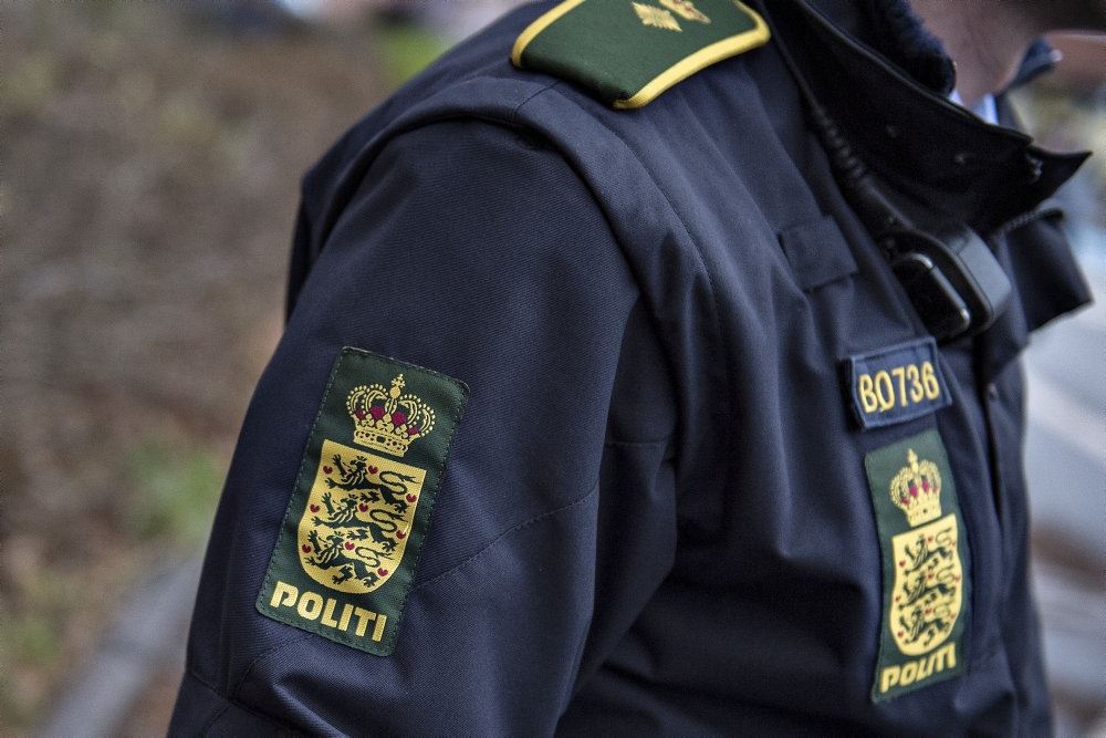 Skulder på anonym politimand