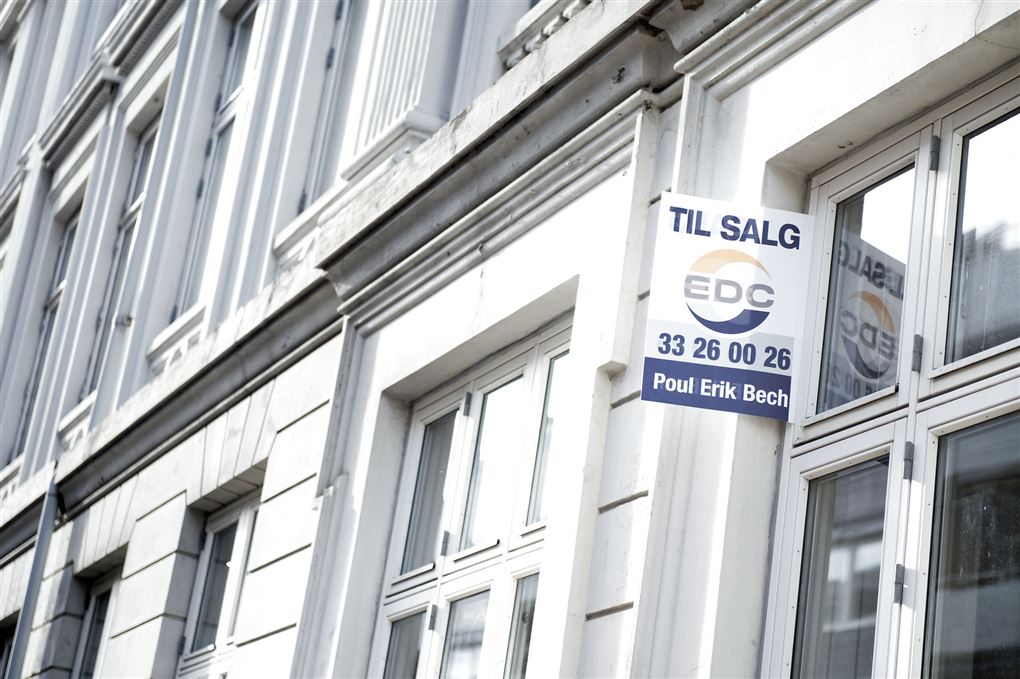 Et til salg skilt i et vindue