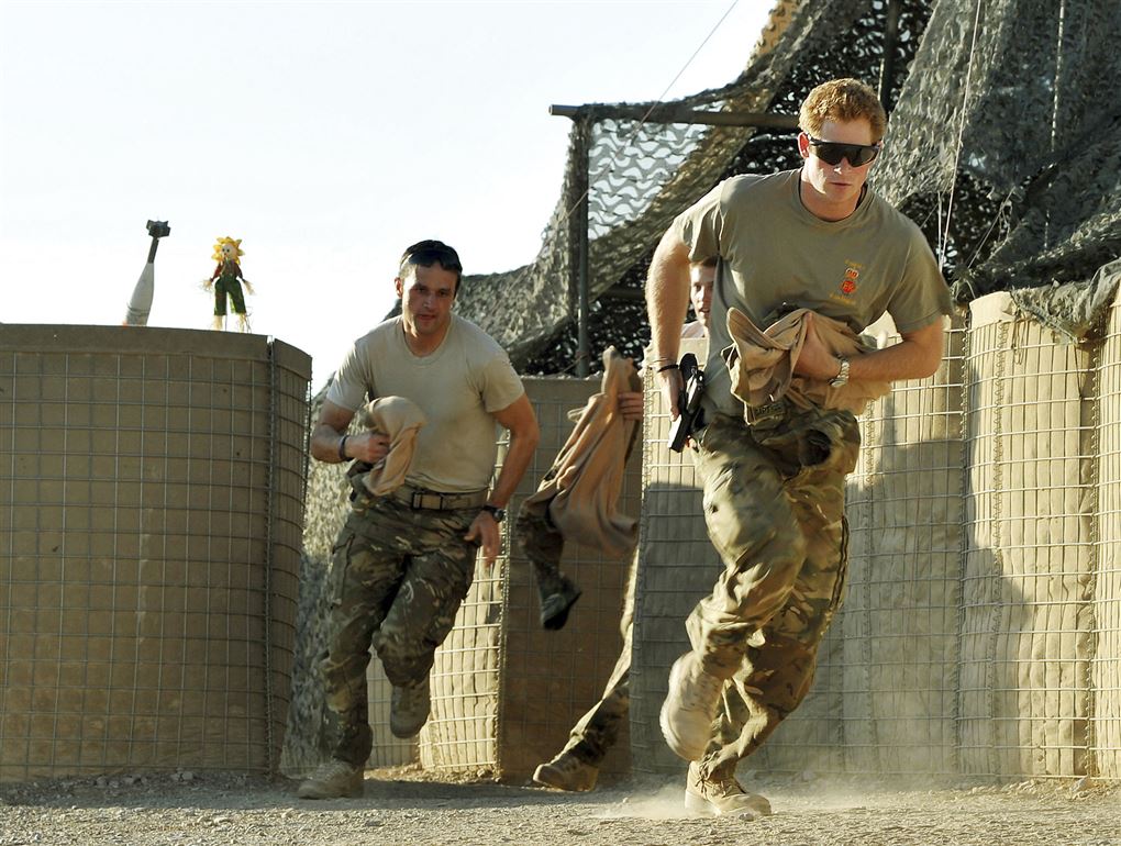 To soldater løber med deres håndvåben.