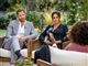 Harry og Meghan taler med Oprah i nogle bløde hvide havestole