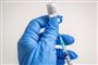 vaccine trækkes ud af glas med sprøjte