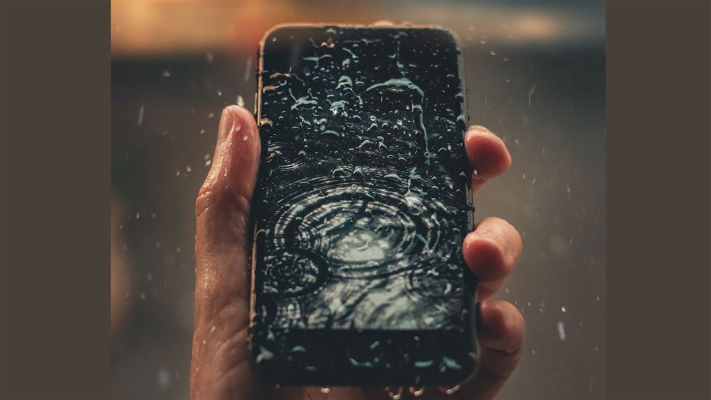 en våd mobiltelefon