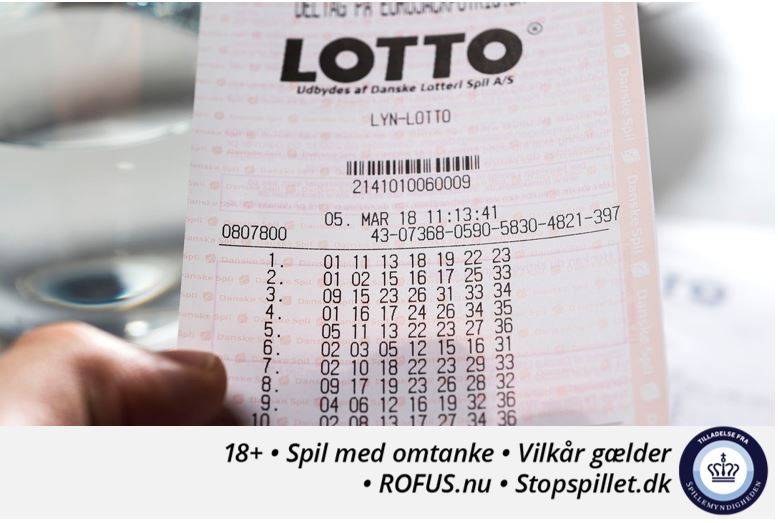 En hånd holder en lottokupon op. 