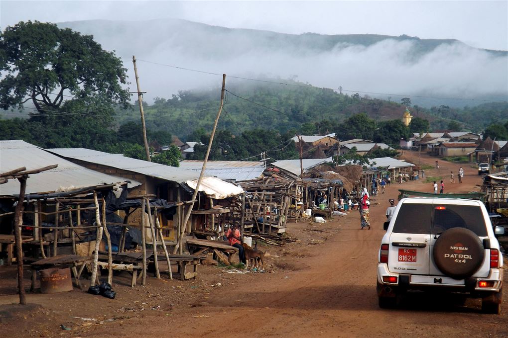 landsby i guinea med bjerge i baggrunden