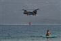 En helikopter henter vand fra havet