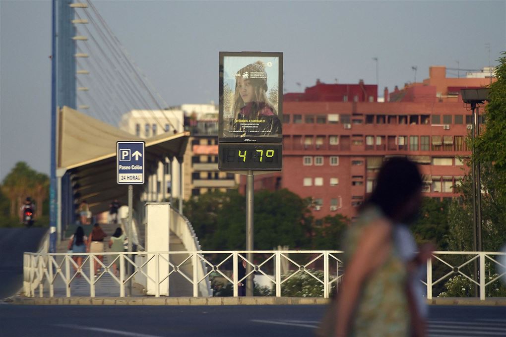 skilt i by viser 47 graders varme