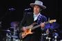 Bob Dylan med hat på scenen