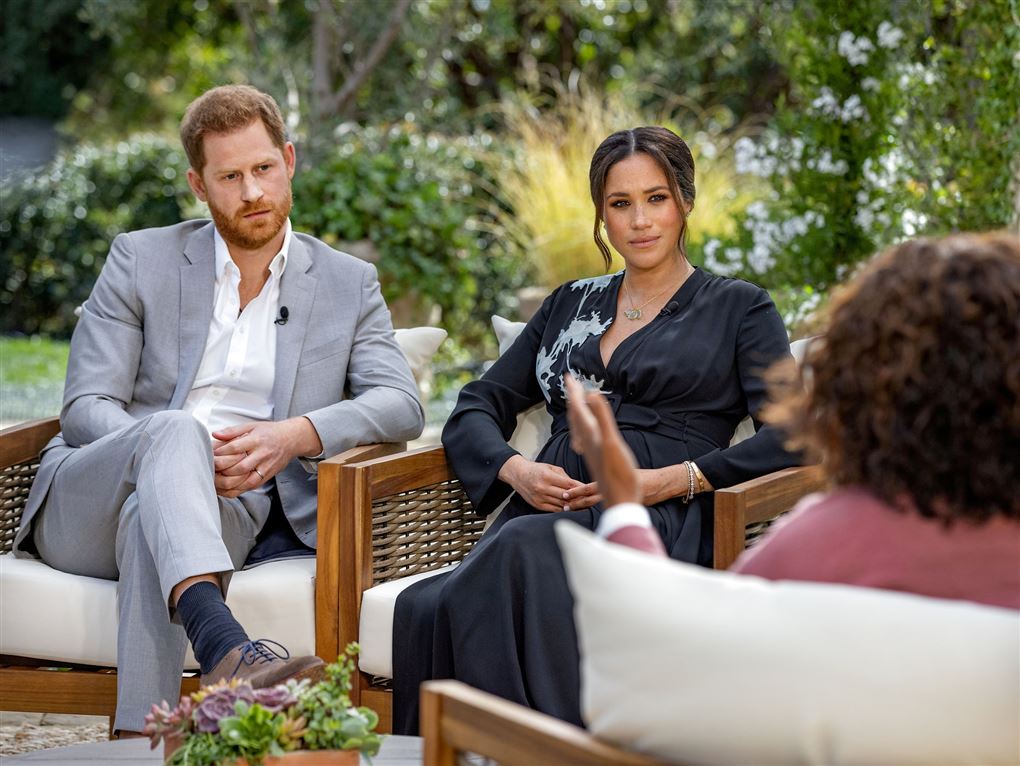 Harry og Meghan under det berømte interview med Oprah Windfrey tidligere på året. De sidder i bløde havestole i et idyllisk haveanlæg. 