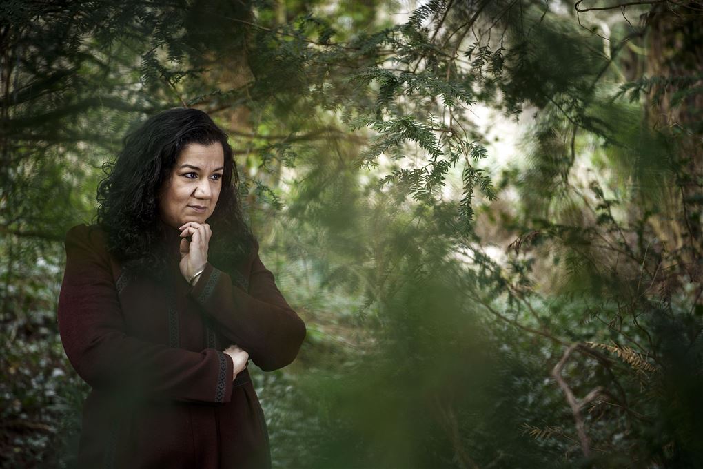 En mørkhåret kvinde i skoven