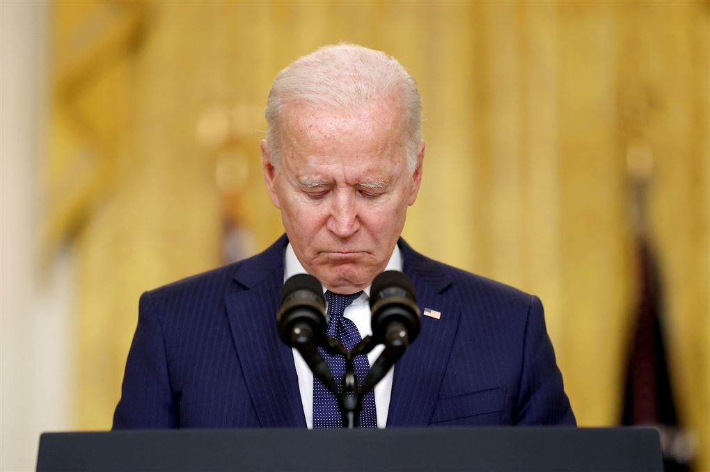 en trist Joe Biden på talerstolen
