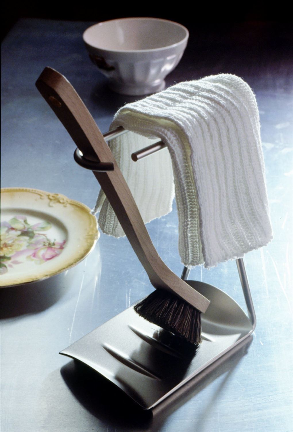 En opvaskebørste på stativ med klud