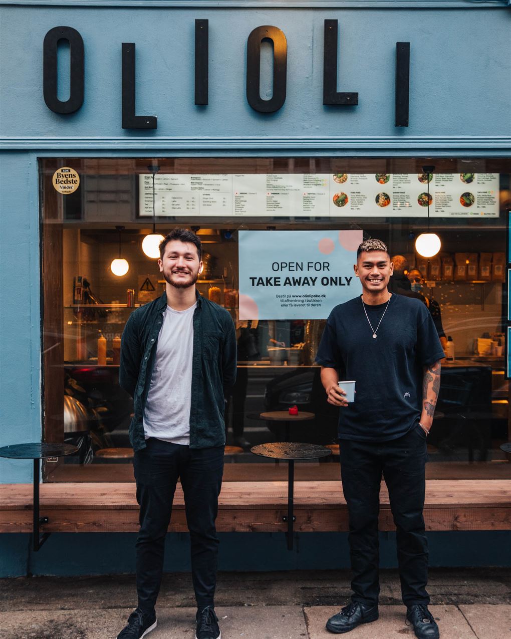 To unge mænd foran en restaurant