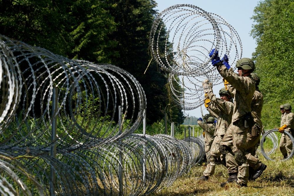 soldater sætter pigtråd op