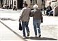 Et ældre par på gaden