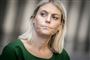 Billede af en blond kvinde i grøn kjole