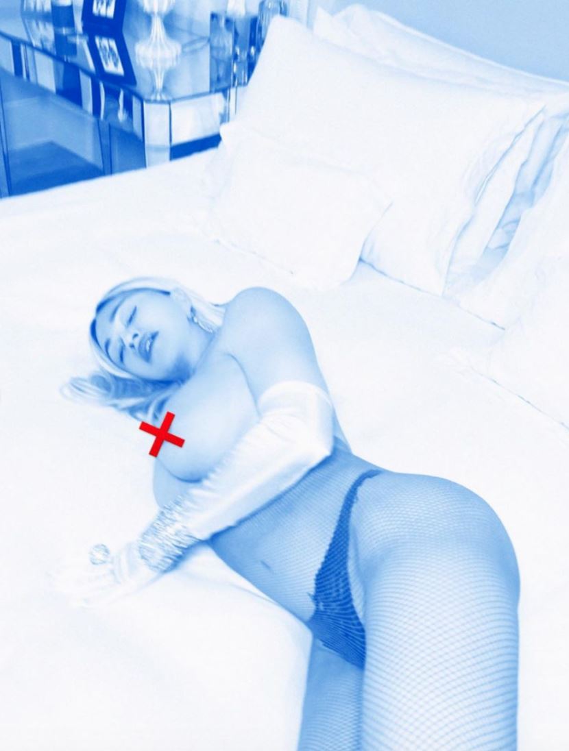 en nøgen kvinde på sengen