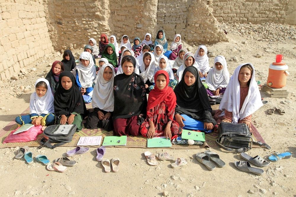 en flok afghanske børn
