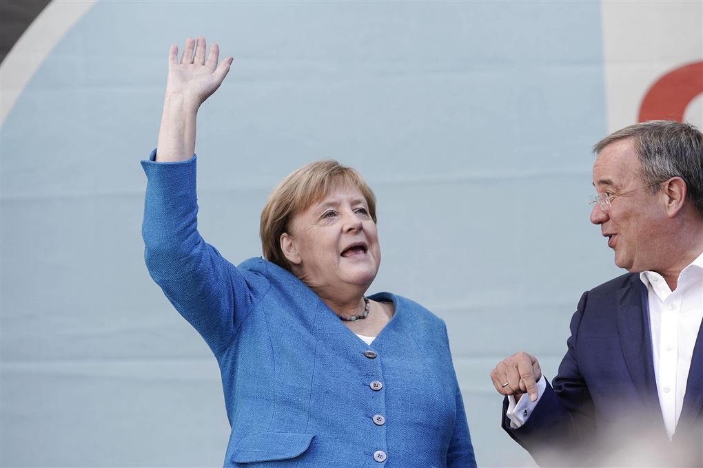 Merkel vinker