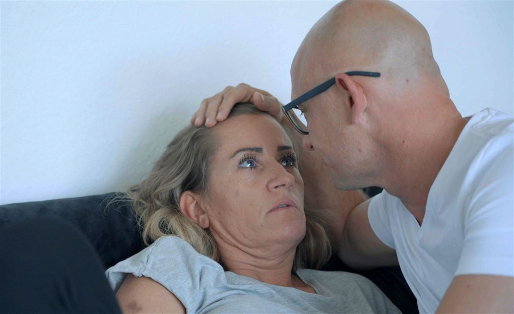 Et par i en sofa 